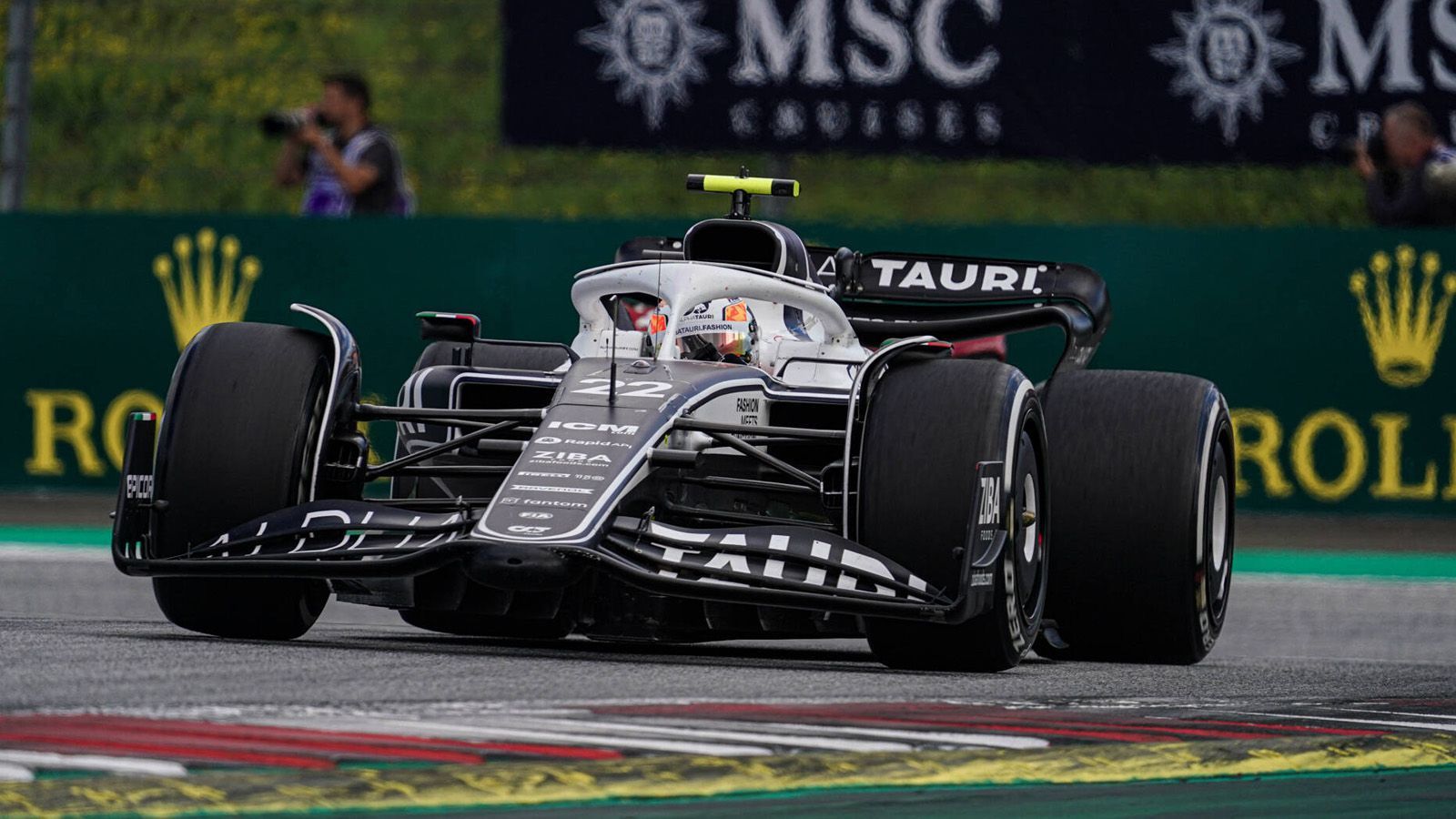 
                <strong>Platz 15: Yuki Tsunoda</strong><br>
                Yuki Tsunoda fährt seiner durchaus vielversprechenden Premierensaison im vergangenen Jahr bisher hinterher. Zum Auftakt in Sachir wurde er Achter, in Imola Siebter. In Barcelona gab es für den Japaner mit Platz zehn den letzten Punkt, in den vergangenen fünf Rennen fuhr er dem Feld hinterher. Auch gegen Teamkollege Pierre Gasly kommt er nicht mehr an, verlor die vergangenen vier internen Qualifying-Duelle und landete in vier der letzten fünf Rennen hinter dem Franzosen. Die aktuelle Trendkurve zeigt nach unten.
              