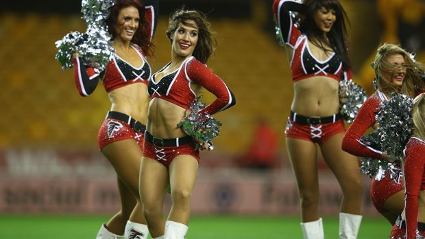 
                <strong>NFL Cheerleader beim Spiel Wolverhampton Wanderers gegen Middlesbrough</strong><br>
                Hoher Besuch aus den USA: Die Cheerleader des NFL-Klubs Atlanta Falcons versüßen den Zuschauern hier das Spiel zwischen den Wolverhampton Wanderers und dem FC Middlesbrough in der englischen Championship (2. Liga).
              