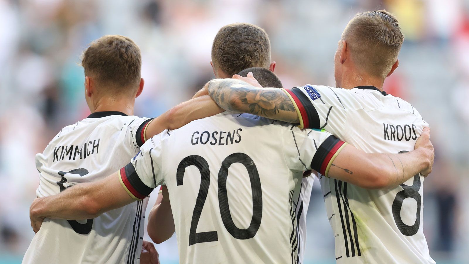 
                <strong>ran-Aufstellung für die DFB-Elf gegen Ungarn</strong><br>
                Das dritte und entscheidende Gruppenspiel der deutschen Nationalmannschaft gegen Ungarn (23. Juni, ab 21:00 Uhr im Liveticker auf ran.de) wirft seine Schatten voraus. Während Leon Goretzka laut Joachim Löw einen "sehr guten Trainingseindruck"" hinterlässt, steht hinter dem Einsatz von Thomas Müller noch ein Fragezeichen. Wer könnte den Bayern-Star ersetzen? Oder sollte das Risiko doch lieber eingegangen werden? ran-Autor Marcel Schwenk hat sich seine Gedanken gemacht.
              