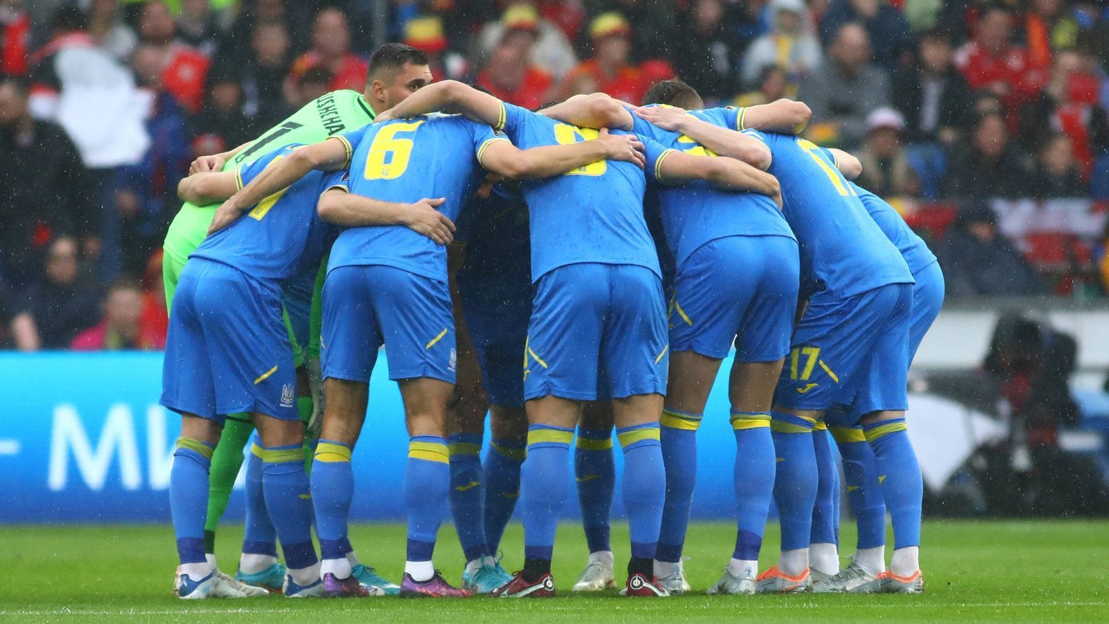 
                <strong>Einschwören</strong><br>
                Gehörte auch dazu: Die ukrainische Nationalmannschaft schwörte sich vor dem Anpfiff ein.
              