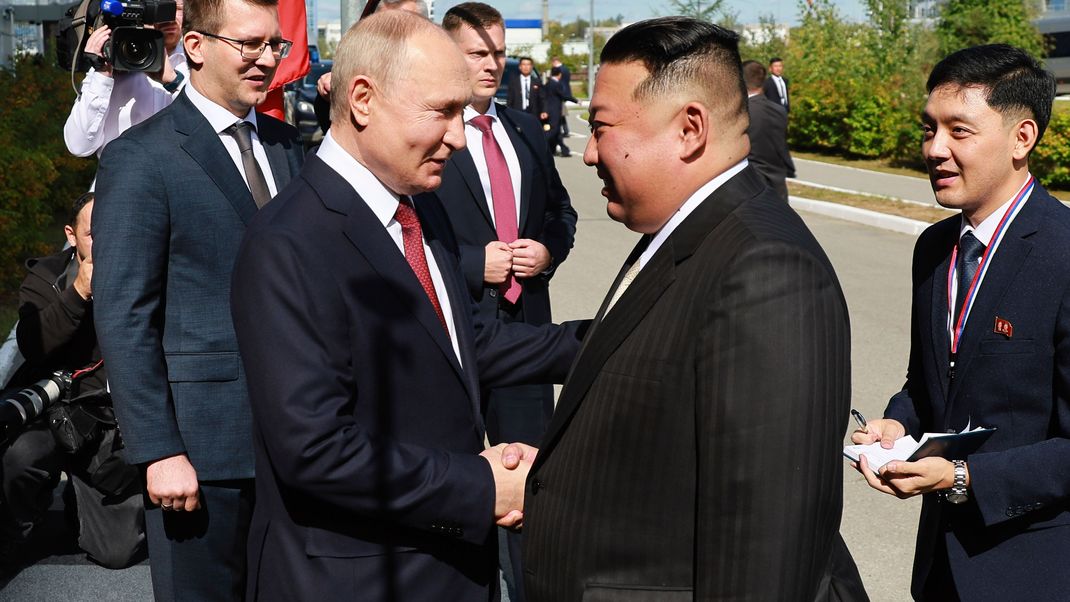Russlands Präsident Putin begrüßt Nordkoreas Machthaber Kim auf dem Weltraumbahnhof Kosmodrom Wostotschny.