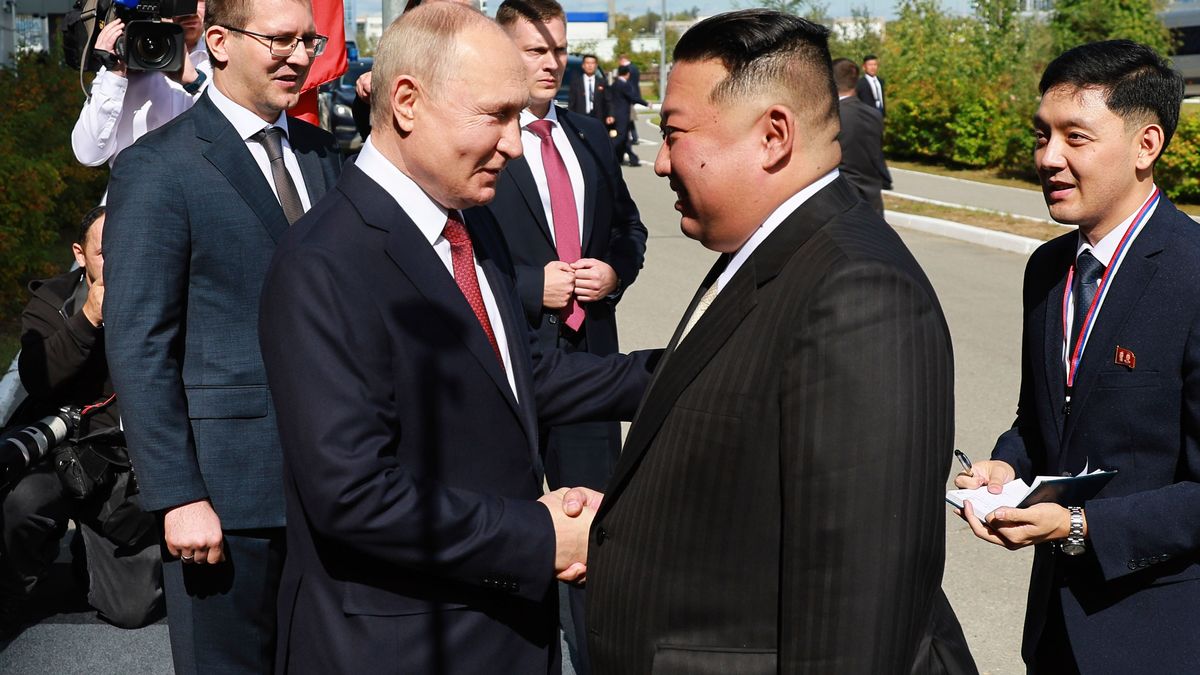 Russlands Präsident Putin begrüßt Nordkoreas Machthaber Kim auf dem Weltraumbahnhof Kosmodrom Wostotschny.