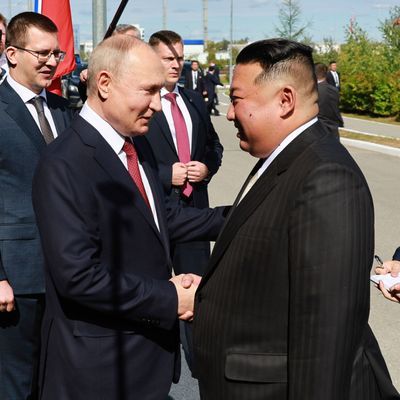 Russlands Präsident Putin begrüßt Nordkoreas Machthaber Kim auf dem Weltraumbahnhof Kosmodrom Wostotschny.
