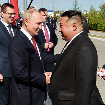 Russlands Präsident Putin begrüßt Nordkoreas Machthaber Kim auf dem Weltraumbahnhof Kosmodrom Wostotschny.