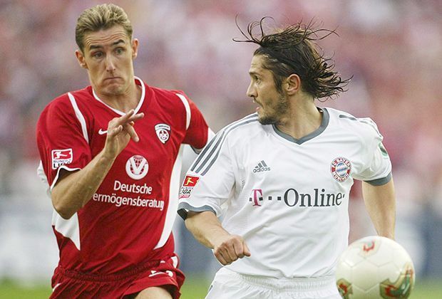 
                <strong>2003: DFB-Pokal</strong><br>
                Von 1999 bis 2004 stürmte Klose für den 1. FC Kaiserslautern und erreichte 2003 das Pokal-Finale gegen den FC Bayern München. Bei der 1:3-Niederlage erzielte Klose den Ehrentreffer.
              