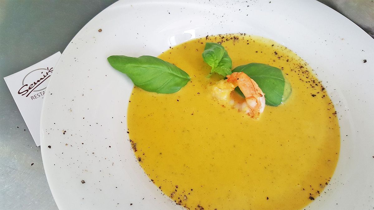 Zucchini-Möhren-Ingwer-Suppe mit Kokosmilch und Scampi