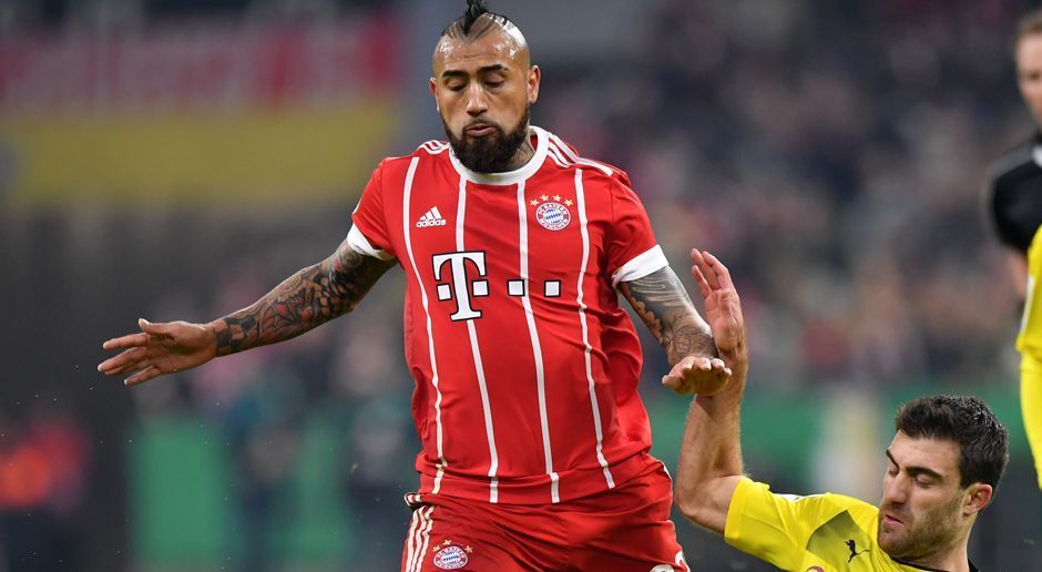 
                <strong>Arturo Vidal</strong><br>
                Eröffnet das Offensivspektakel der ersten Viertelstunde mit einem wuchtigen Kopfball an die Latte (3.). Danach immer wieder mit wichtigen gewonnenen Zweikämpfen. Hat im defensiven Mittelfeld gegen zumeist harmlose Dortmunder aber auch weniger zu tun als gewohnt. ran-Note: 3
              