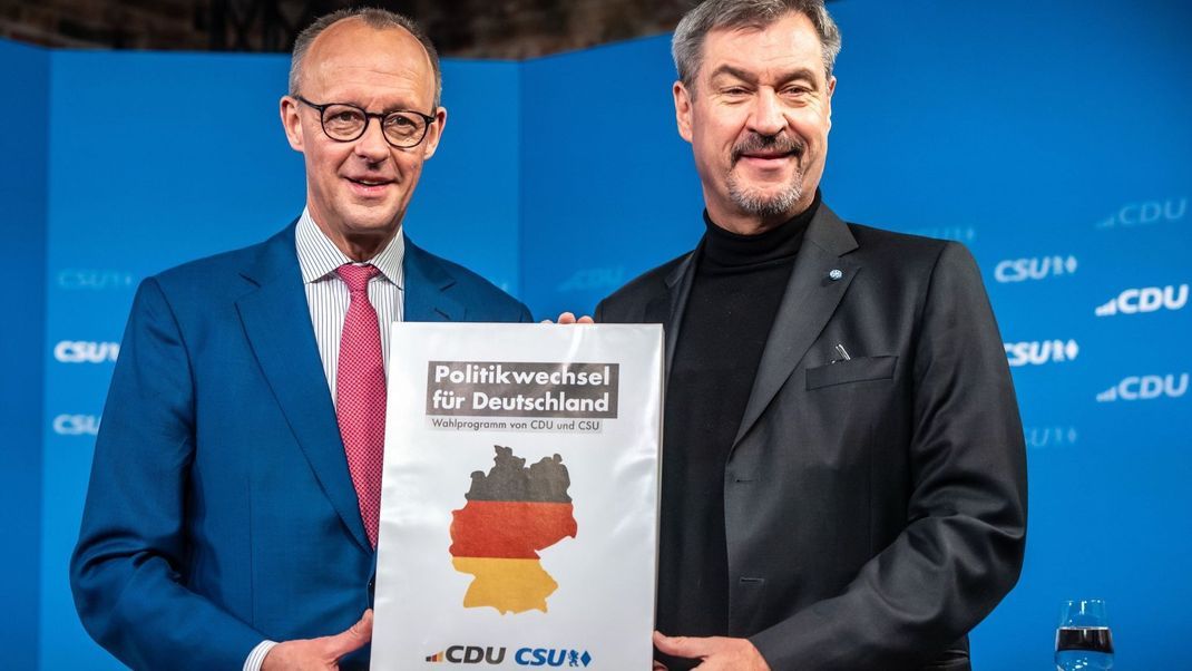 CSU-Chef Markus Söder (r.) hat den CDU-Chef Friedrich Merz (l.) nach der jüngsten Verbalattacke von Kanzler Olaf Scholz in Schutz genommen.