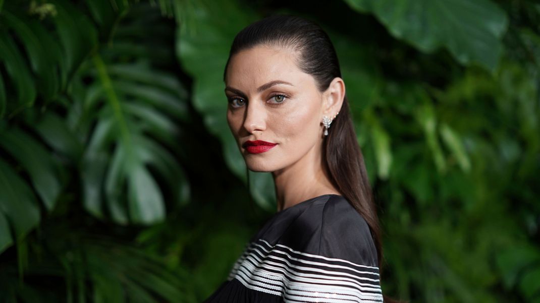 Phoebe Tonkin verpasst der "roten Lippe" einen modernen Twist.