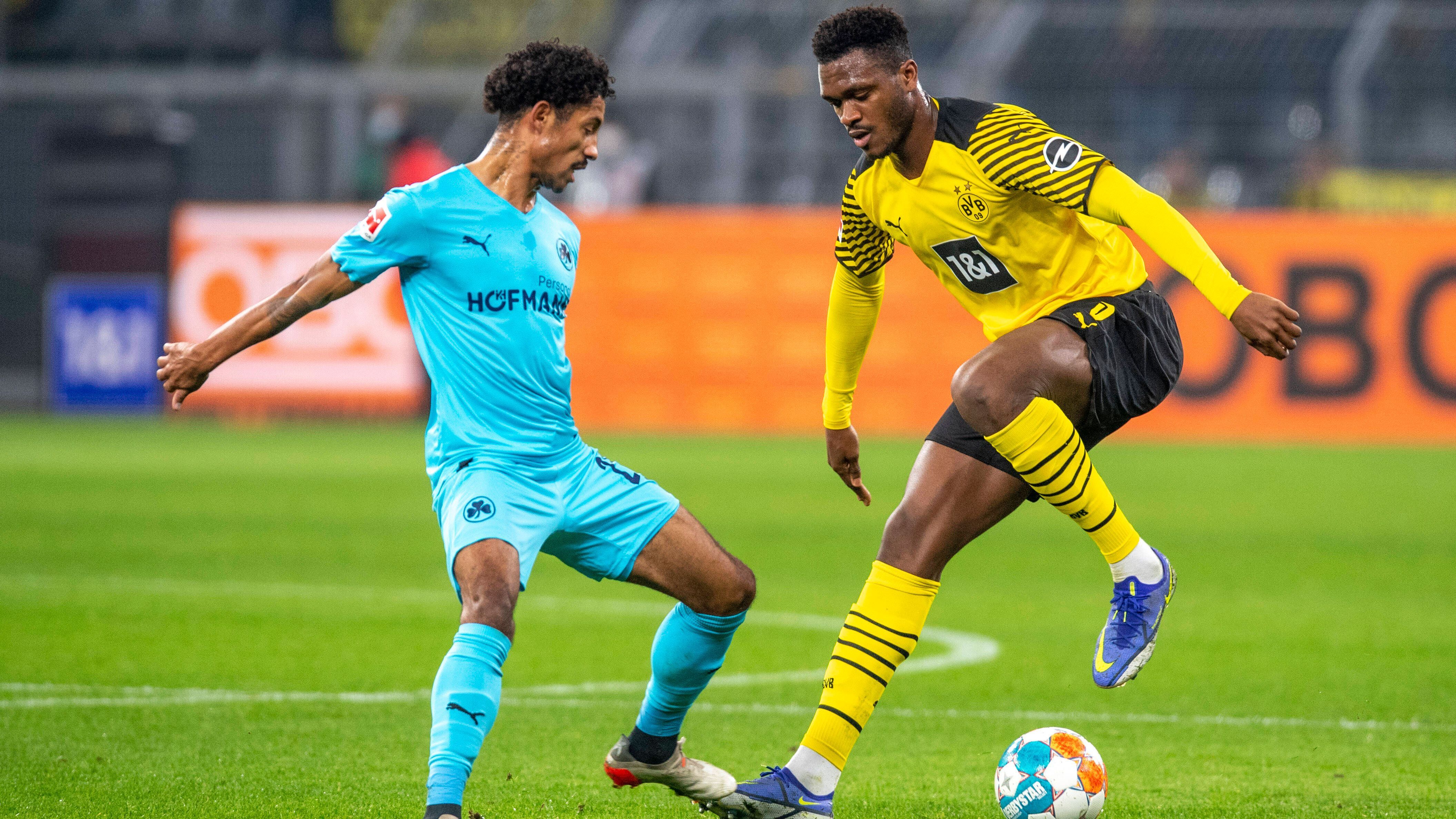 
                <strong>Dan-Axel Zagadou</strong><br>
                Macht seine Sache an Hummels Seite in der ersten Halbzeit ordentlich mehr aber auch nicht. Hat Leweling im Großen und Ganzen im Griff, wie zum Beispiel in der 27. Minute als er unaufgeregt im Strafraum zur Ecke klärt. Nach der Pause mit deutlich mehr Schwierigkeiten. In vielen Situationen zu fahrlässig, hat mit Leweling jetzt deutlich mehr Probleme. Hat Glück, dass Fürth die Möglichkeiten nicht nutzt. ran-Note: 4
              