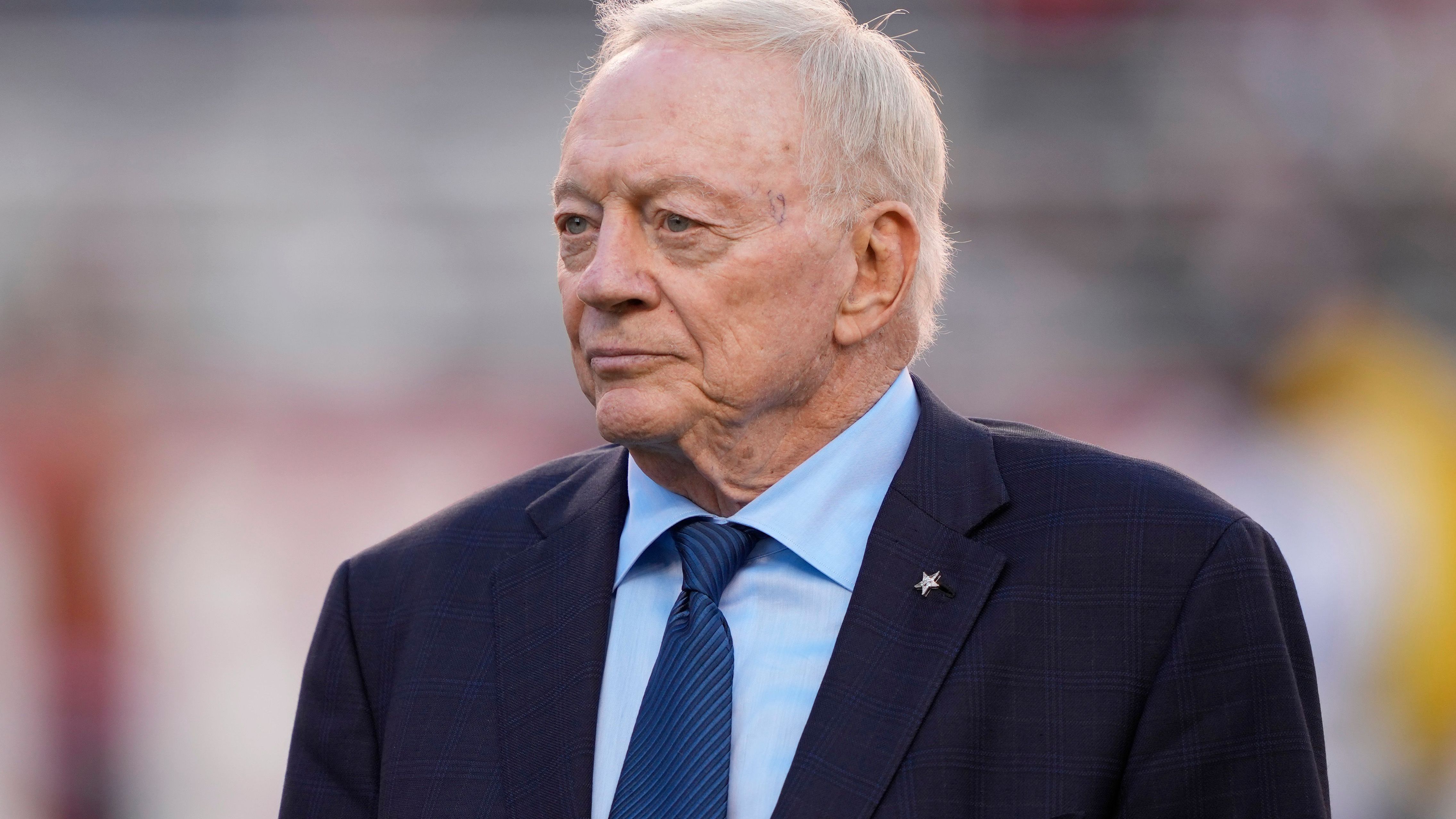 <strong>Verlierer: Dallas Cowboys</strong><br>Vor dem Draft sorgte Owner Jerry Jones für Aufsehen, als er betonte, dass Running Back Jonathon Brooks weit oben auf der Liste der Franchise stehen würde. Ihn sicherten sich jedoch die Carolina Panthers mit dem 46. Pick. Die Cowboys schlugen erst an Position 56 für Edge Marshawn Kneeland zu. Nach dem Abgang von Tony Pollard in der Offseason fehlt weiterhin ein klarer RB1. Gibt es am Ende wirklich die Rückkehr von Ezekiel Elliott?