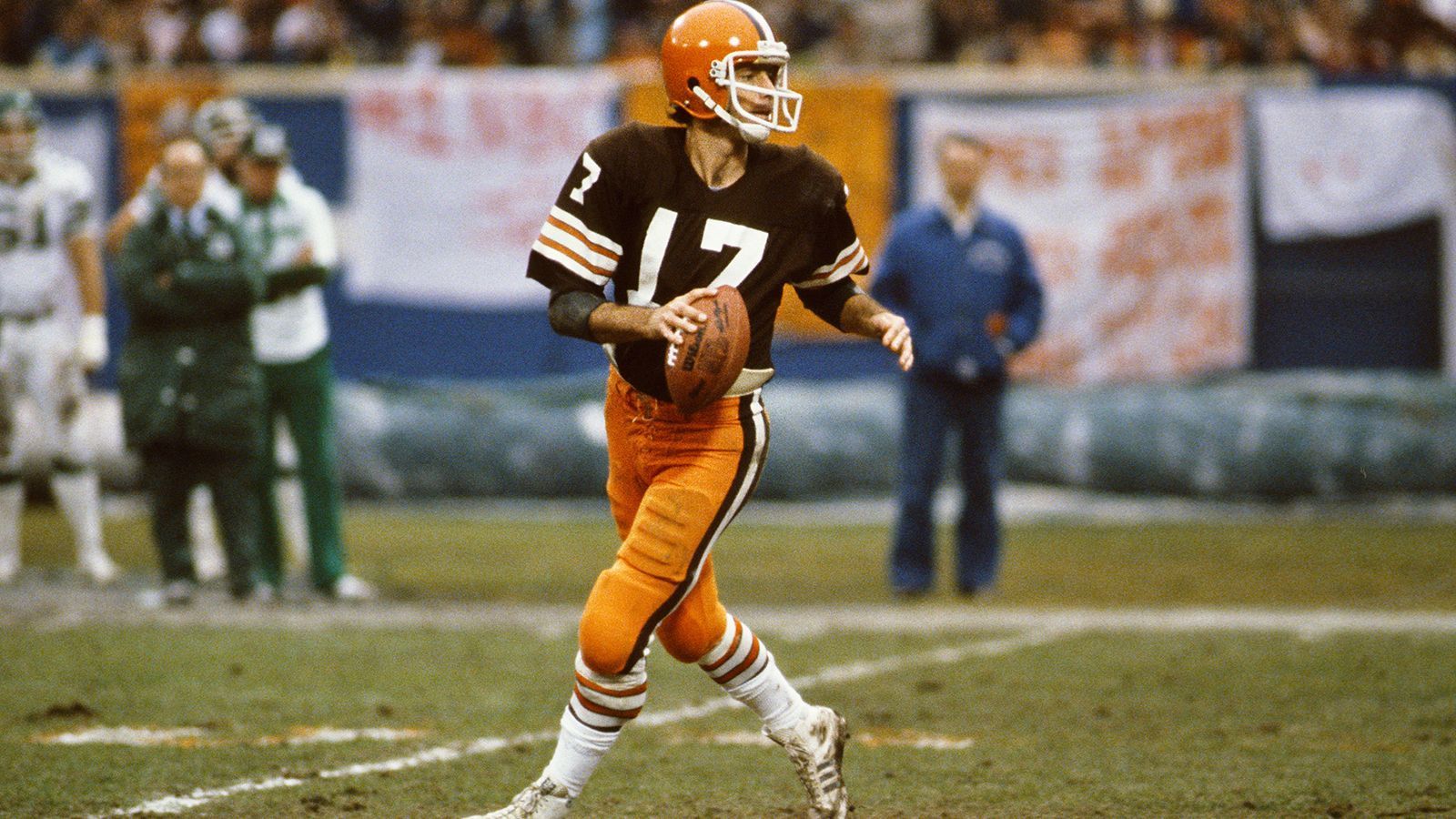 
                <strong>Cleveland Browns 1980</strong><br>
                Die Browns gewannen 1980 elf der 16 Saisonspiele, scheiterten dann aber in der 1. Playoff Runde an den Las Vegas Raiders. Quarterback Brian Sipe wurde als MVP ausgezeichnet, Sam Rutigliano als Head Coach of the Year.  
              