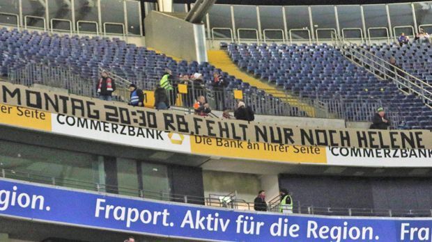 
                <strong>"Fehlt nur noch Helene": So protestieren die Eintracht-Fans gegen Montagsspiele</strong><br>
                
              