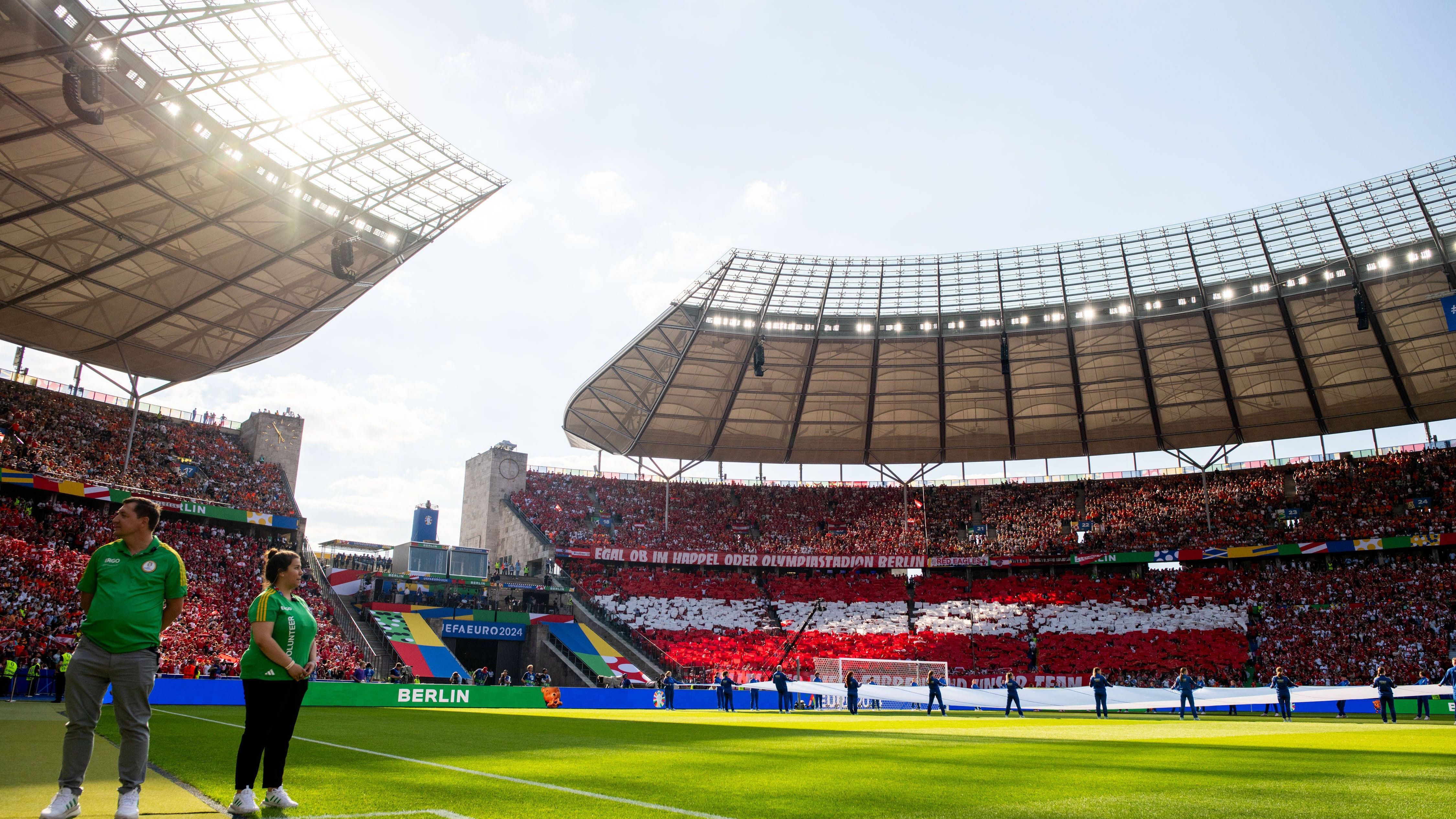 <strong>Polizisten schmuggeln sich ins Stadion</strong><br>So sollen sich die Polizisten auf den beiden Türmen am Marathontor aufgehalten haben. In einer internen Mail habe die Direktion Einsatz/Verkehr noch gewarnt, dass dieser Bereich sowie das Dach nur bei dienstlicher Notwendigkeit zu betreten sei. Die Polizisten hätten sich während der Kontrolle geweigert, Dienstnummer und Namen zu verraten ...