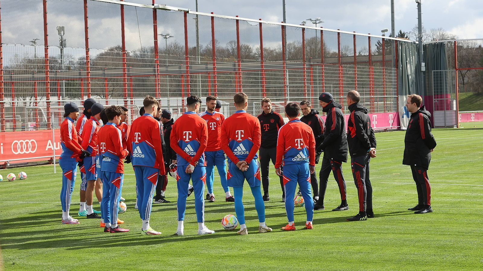 
                <strong>Thomas Tuchels erstes Training als Trainer des FC Bayern</strong><br>
                Thomas Tuchel übernimmt von nun an das Ruder beim FC Bayern München. ran zeigt, wie sein erstes Training verlief. 
              