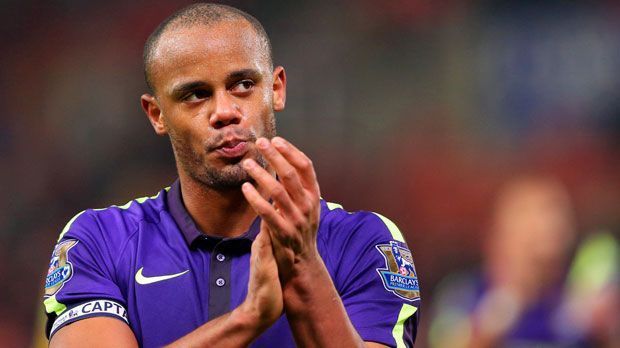 
                <strong>Vincent Kompany</strong><br>
                Citys Konstante ist Vincent Kompany. Er kam 2009 vom HSV auf die Insel und ist bis heute Stammspieler bei ManCity. Mit einer Ablösesumme von 8,4 Millionen Euro ist der Belgier das Schnäppchen unter Citys Innenverteidigern der letzten Jahre. Zwei Mal holte er mit City den Meistertitel. In seiner Debütsaison hagelte es jedoch 45 Gegentreffer.
              