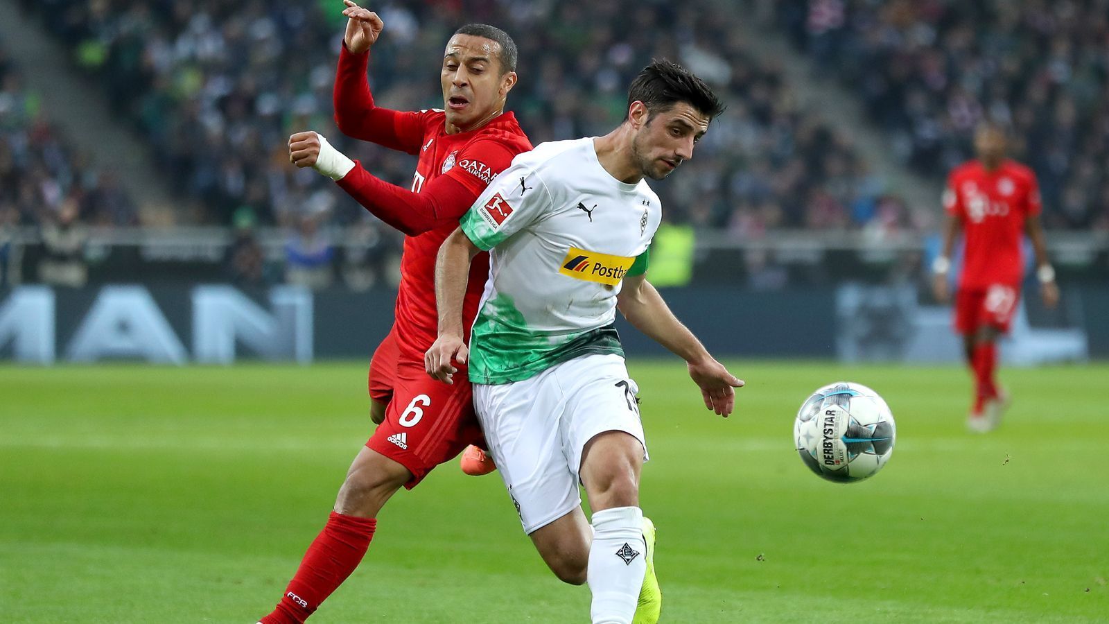 
                <strong>Lars Stindl (Borussia Mönchengladbach)</strong><br>
                Der Kapitän ist in einer deutlich defensiveren Rolle gefragt als erwartet und erhofft. Daraus macht er mit gutem Stellungsspiel und Antizipation das Beste. Zwar versucht Stindl, das Anlaufen zu strukturieren - doch das gelingt ihm zunächst gar nicht. In der zweiten Hälfte sorgt auch der Confed-Cup-Sieger dafür, dass die Gastgeber besser aufkommen. Kurz vor Schluss muss er für Raffael weichen. ran-Note: 3
              