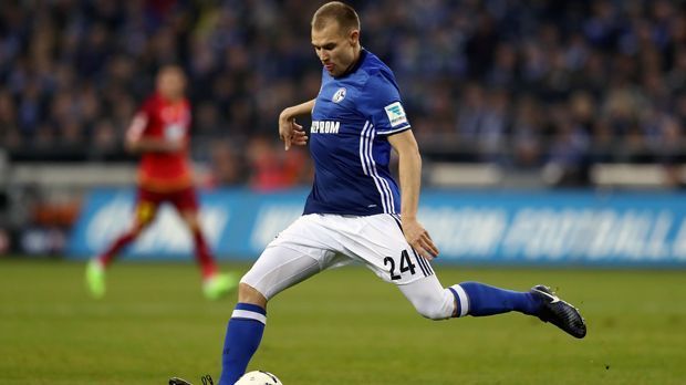 
                <strong>Innenverteidiger - Holger Badstuber (FC Schalke 04/FC Bayern München)</strong><br>
                Mit Verletzungen kennt sich wohl kein Bundesliga-Spieler so gut aus, wie Holger Badstuber. Der Ex-Nationalspieler fiel in den vergangenen Jahren immer wieder mehrere Monate aus - und muss deshalb auch den FC Bayern verlassen. Denn der Rekordmeister, bei dem der Innenverteidiger im Herbst kaum eine Rolle spielte, verkündete kürzlich, dass der Linksfuß nach Ende seiner Schalke-Leihe gehen kann - ablösefrei! Die Münchner planen ohne die Entdeckung von Louis van Gaal. Bislang kam Badstuber 2017 zehn Mal für S04 in der Bundesliga zum Einsatz, überzeugen konnte der 28-Jährige aber nicht. Laut "Bild" könnte Badstuber bei seinem Jugendklub VfB Stuttgart neu durchstarten.
              