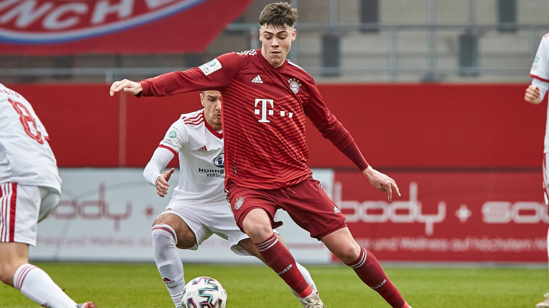 
                <strong>Marcel Wenig (Eintracht Frankfurt)</strong><br>
                Das 17-jährige Mittelfeldtalent Marcel Wenig wechselt im Sommer ablösefrei von der U19 des FC Bayern München zu Eintracht Frankfurt. Am Main unterschrieb Wenig für drei Jahre bis 2025. 
              