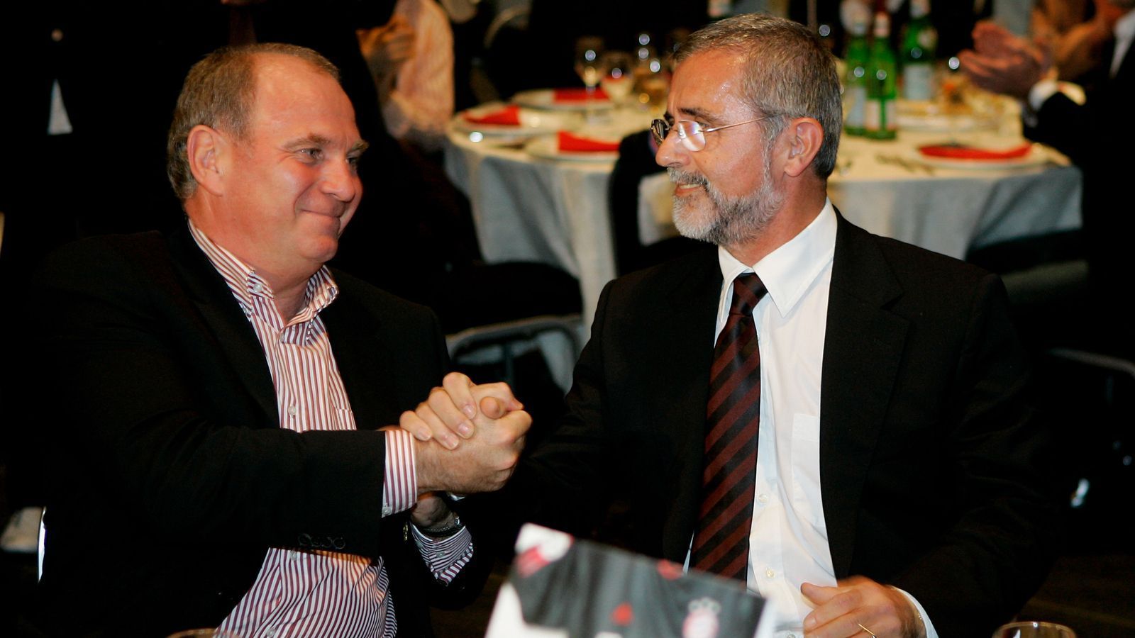 
                <strong>Uli Hoeneß (Ehrenpräsident Bayern München)</strong><br>
                "Gerd Müller ist eine der bedeutendsten Persönlichkeiten des FC Bayern und des deutschen Fußballs. Wenn man seine zahllosen Tore, die vielen Titel und riesigen Erfolge anschaut, muss man keine weiteren Worte mehr über ihn verlieren. Dank seiner historischen Leistungen ist der FC Bayern zu dem Verein geworden, wie ihn die Welt heute kennt. Gerd war ein großartiger Spieler, ein großartiger Mannschaftskollege und ist bis heute ein wunderbarer, feiner Mensch. Wir alle hier beim FC Bayern sind ihm für alle Zeiten unheimlich dankbar."
              
