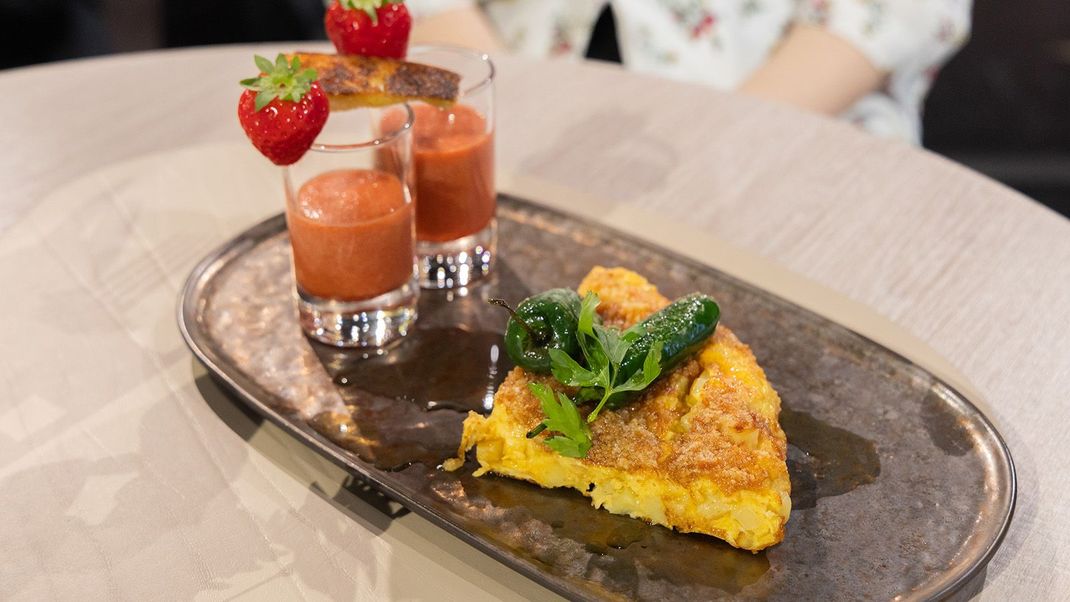 Tortilla Española mit gebratenen Pimientos, Brösel-Schmelze und Erdbeer-Gazpacho.