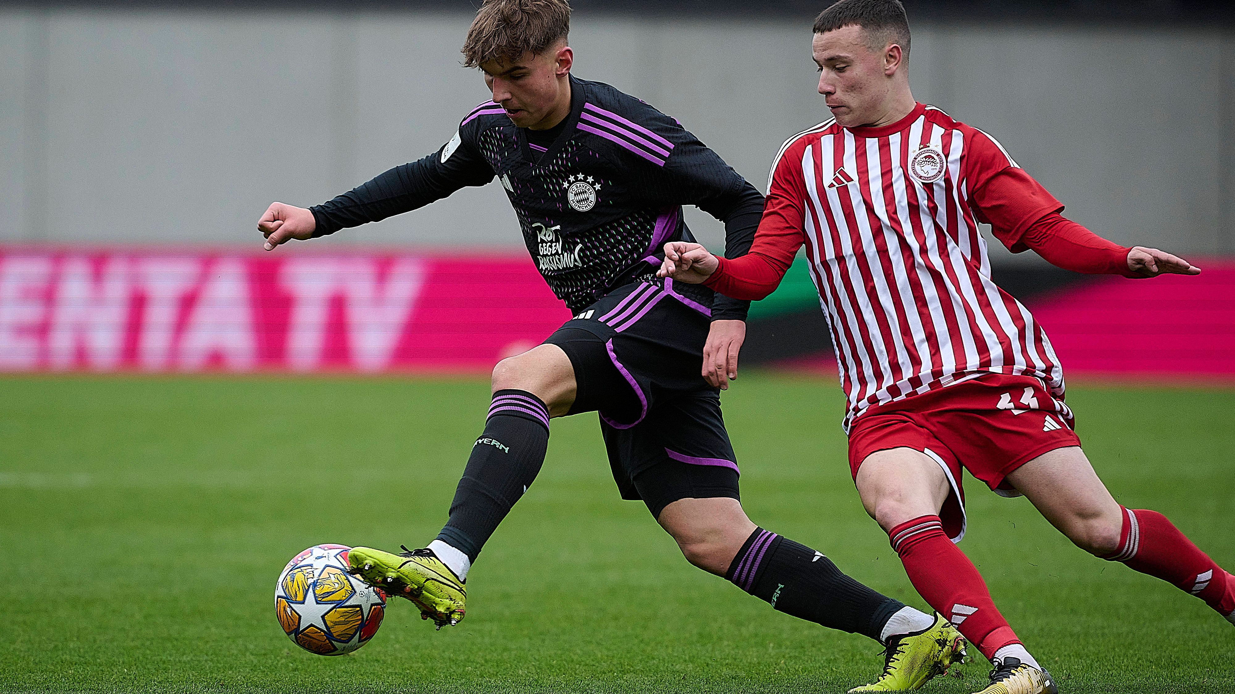 <strong>Maximilian Hennig (Linksverteidiger, 17)</strong><br>Im Dezember unterschrieb der Linksfuß einen Vertrag bis 2026 beim FC Bayern. Hennig ist ein sehr zuverlässiger Außenbahnspieler, der vor allem im Kombinations- und Defensivspiel sehr souverän seine Aufgaben erledigt. In der Spielgestaltung wirkt er oftmals wie ein Mittelfeldspieler. Offensiv ist er dafür unspektakulär. Das aber muss kein Kritikpunkt sein.