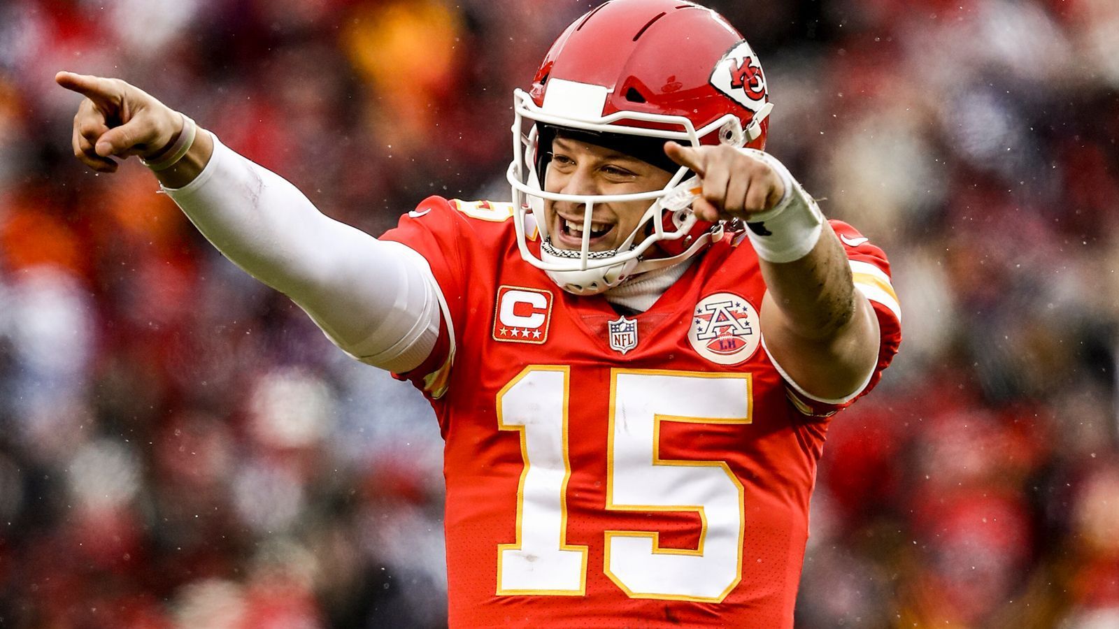 
                <strong>Patrick Mahomes verrät: Das sind die besten Quarterbacks der NFL-Geschichte</strong><br>
                Patrick Mahomes hat mit bislang zwei Super-Bowl-Titeln seinen Platz in den NFL-Geschichtsbüchern längst sicher. Doch in den Top 5 der besten Quarterbacks der NFL-Geschichte sieht sich Mahomes selbst (noch) nicht. Im Interview mit dem US-Magazin "Complex" verrät der Star der Kansas City Chiefs, welche Quarterbacks er stattdessen in diesem Ranking vorne sieht.
              