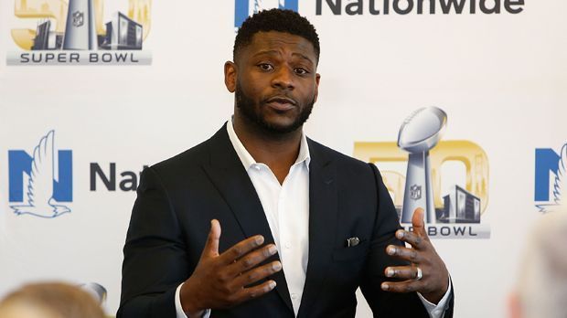 
                <strong>LaDanian Tomlinson</strong><br>
                LaDainian Tomlinson: Ganz uneigennützig zeigte sich Chargers Running Back LaDainian Tomlinson nach dem Draft 2001. Für seine Mutter kaufte er ein neues Auto und ein Haus. Den Rest brachte er zur Bank.
              