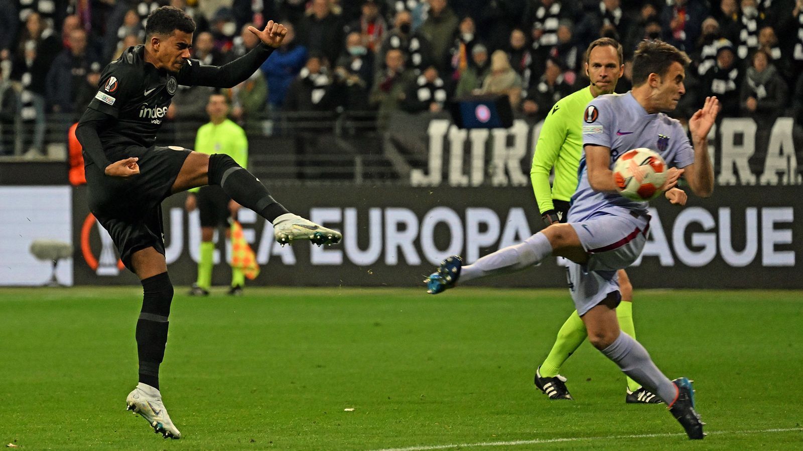 
                <strong>Starkes 1:1 gegen Barca: Eintracht in der Einzelkritik</strong><br>
                Der Europa-League-Abend hielt, was er versprach: Eintracht Frankfurt hatte den FC Barcelona am Rande einer Niederlage. Wir haben die Hessen bei dem 1:1 benotet.
              