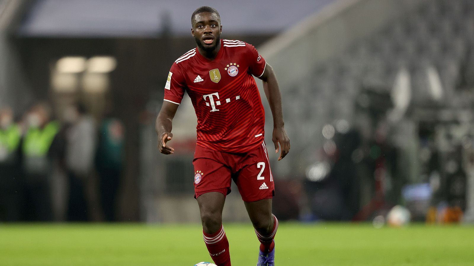 
                <strong>Dayot Upamecano</strong><br>
                Mit 42,5 Millionen Euro kostete Dayot Upamecano ein stolzes Sümmchen - gerade in klammen Corona-Zeiten. Der Franzose bewegte sich gerade in seiner ersten Saison beim FC Bayern öfter im Schatten als im Licht. Faustregel: mindestens ein Upamecano-Klopps pro Spiel. Ein wenig erinnerte das an den jungen Jerome Boateng, der sich schließlich zum Weltklasse-Verteidiger entwickelte. Auch Upamecano ist auf dem Weg dorthin, mittlerweile fehlt nur noch ein wenig Konstanz. Brazzo-Note: 2
              