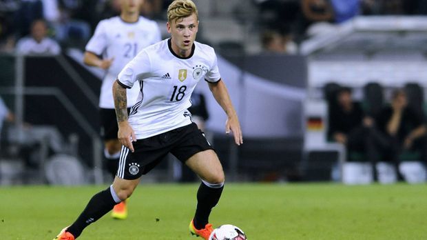 
                <strong>Max Meyer</strong><br>
                Max Meyer: Erst die Silbermedaille in Rio als Kapitän der U21, dann die Berufung zur Nationalmannschaft mit zwei guten Auftritten inklusive seinem ersten Länderspieltor - für Max Meyer ließ sich die neue Saison gut an. Auf Schalke saß er aber zumeist auf der Bank, die "Zehn" hatte er zudem ausgerechnet an Kumpel Leon Goretzka verloren. Eine Situation, die ihm so gar nicht schmeckt. Da kommt die Nationalmannschaft gerade recht.
              