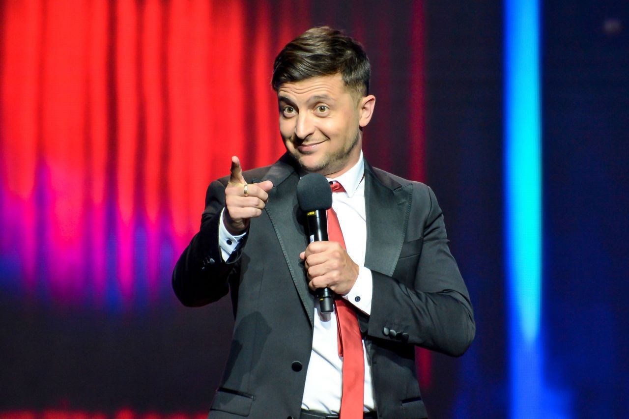 Für seine Präsidentschafts-Kampagne geht Selenskyj auf eine Kabarett-Tournee mit seiner Showgruppe und nimmt auf ihr die politische Konkurrenz auf die Schippe.