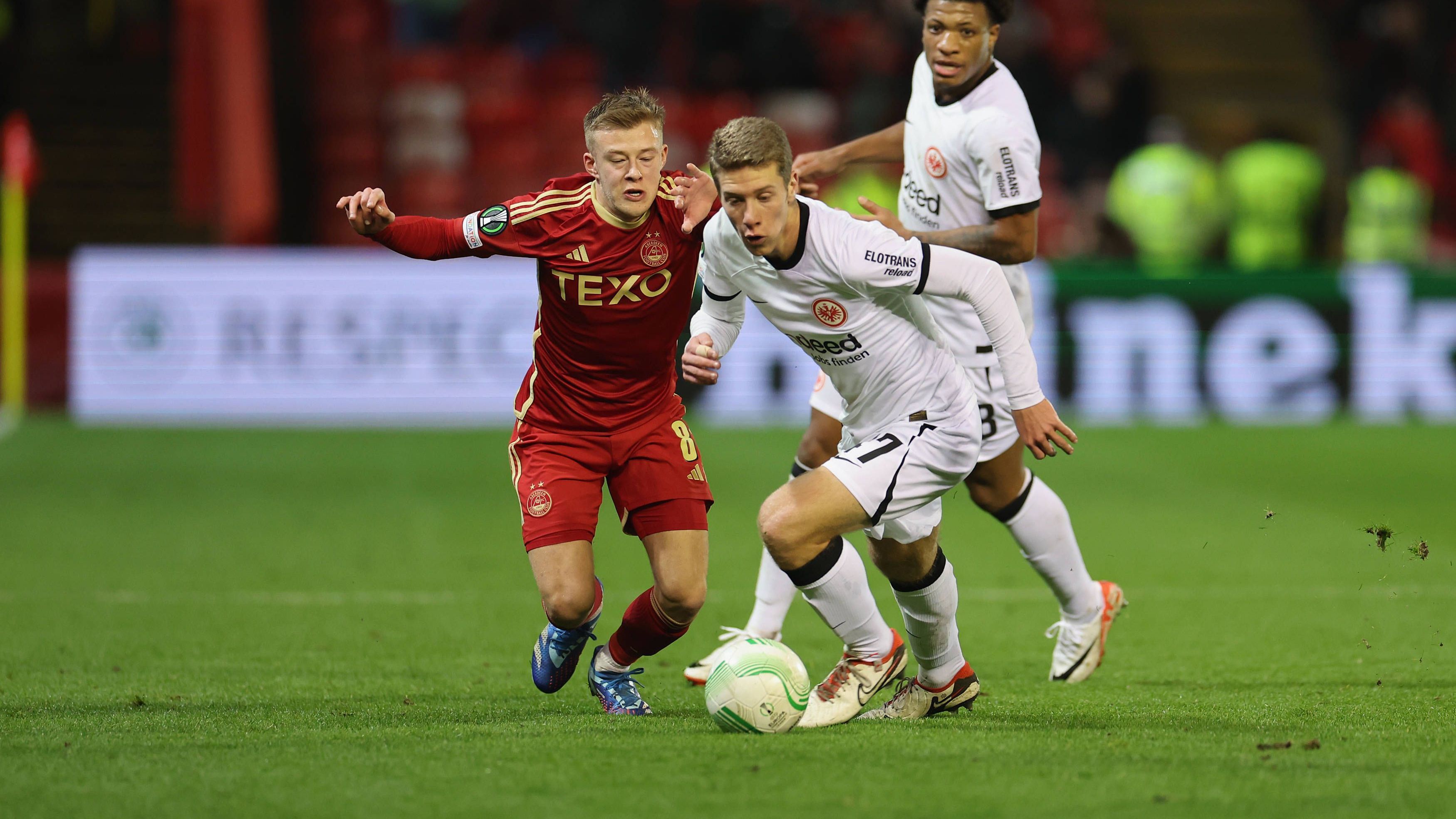 <strong>Elias Baum (19, Rechtsverteidiger, 5 Millionen Euro Marktwert)</strong><br>Zuvor bekam er in der Saison 2023/24 schon durchaus bemerkenswerte Einsätze bei der Eintracht: In der Bundesliga durfte er als Joker unter anderem gegen den FC Bayern und Bayer Leverkusen ran. In der Europa Conference League schenkte ihm Dino Toppmöller gegen den FC Aberdeen sogar über die volle Spielzeit das Vertrauen. So hat Elias Baum in seiner Profi-Karriere tatsächlich mehr Einsatzzeit im Europapokal als in der Bundesliga.