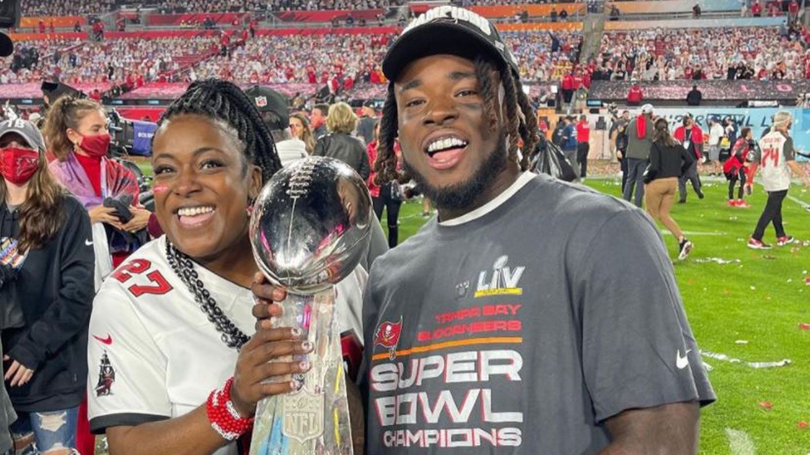 
                <strong>Ronald Jones</strong><br>
                
              