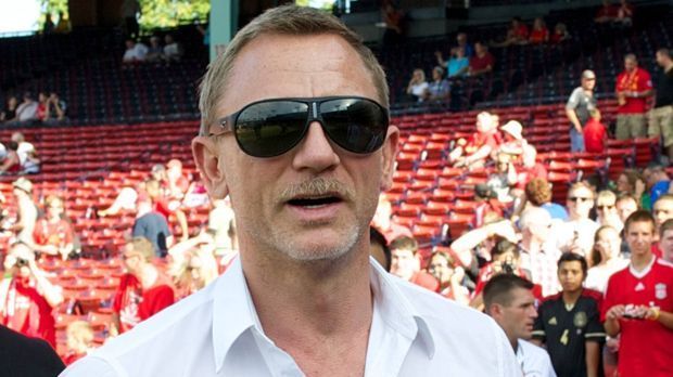 
                <strong>Daniel Craig (FC Liverpool)</strong><br>
                Bei der Deutschland-Premiere des neuen Bond-Films "Spectre" bekennt sich Hauptdarsteller Daniel Craig zu seinem Lieblingsklub FC Liverpool. Der Schauspieler ist außerdem begeistert von Trainer Jürgen Klopp: "Er wird es großartig machen. Ich habe komplettes Vertrauen in ihn. Sobald ich Zeit finde, werde ich zu einem Match gehen."
              