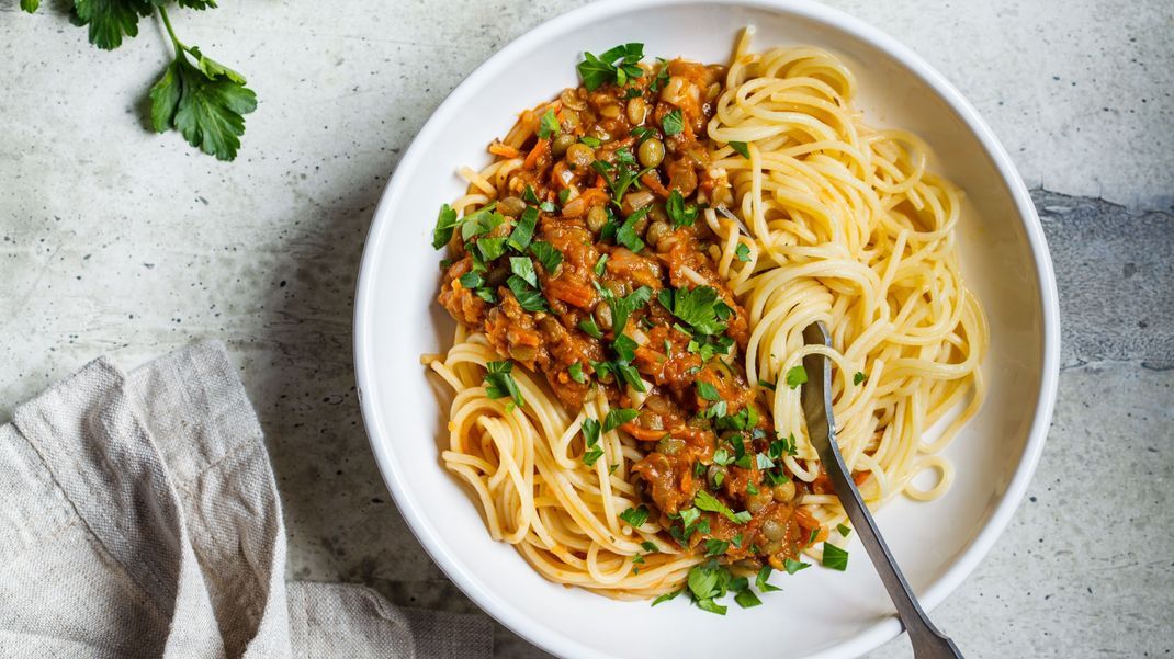 Gesund dank Vitamin A, B und E in Linsen: Spaghetti Bolognese in vegan.
