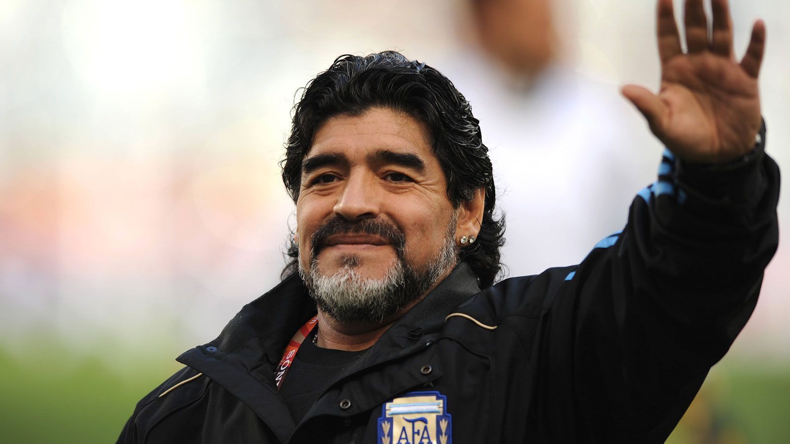 
                <strong>Trainer der argentinischen Nationalmannschaft</strong><br>
                Dennoch kehrte er später als Trainer zurück und übernahm 2008 die argentinische Nationalmannschaft. Zwei Jahre später führte er die Albiceleste bei der WM 2010 bis ins Viertelfinale, das sie mit 4:0 gegen Deutschland verloren.
              