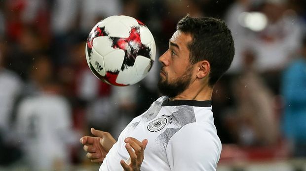 
                <strong>Gewinner: Amin Younes</strong><br>
                Die gute Nachricht: Amin Younes hat sich in den vergangenen Monaten in den DFB-Kader gespielt und gehört weiterhin dazu. In den Vordergrund spielen konnte er sich aber noch nicht wirklich. In der WM-Quali spielte Younes nur gegen San Marino und zum Abschluss gegen Aserbaidschan. Dennoch: Sein Potential ist unbestritten und seine Gesamtbilanz von zwei Toren in fünf Spielen kann sich sehen lassen.
              