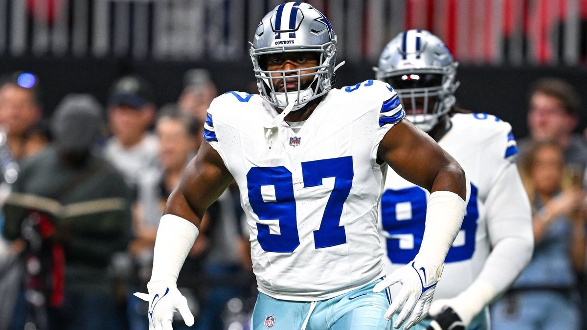 ATLANTA, GA Ð NOVEMBER 03: Dallas defensive tackle Osa Odighizuwa (97) warms up prior to the start of the NFL, American Football Herren, USA game between the Dallas Cowboys and the Atlanta Falcons ...