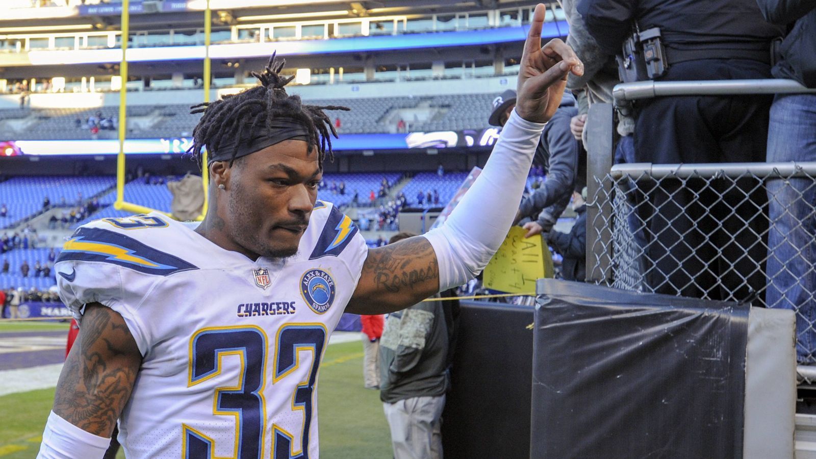 
                <strong>Pick 17: Derwin James (Safety, Los Angeles Chargers)</strong><br>
                Derwin James hat sich in der starken Defense der Chargers sofort zurecht gefunden, stand in allen 16 Saisonspielen als Starting Safety auf dem Platz, fing drei Interceptions und kam auf insgesamt 105 Tackles und 3,5 Sacks. Das Wichtigste für einen Safety: Er verfügt über eine gute Übersicht und ein gutes Stellungsspiel. Der Lohn war die Pro-Bowl-Nominierung. ran-Note: 1
              