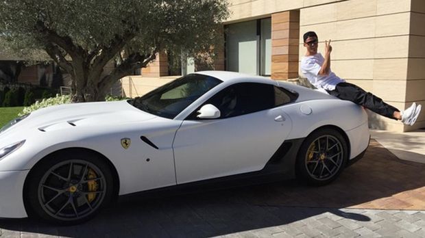 
                <strong>Ferrari </strong><br>
                Ferrari: Es scheint, als wäre Cristiano Ronaldo vergangenes Jahr in besonderer Kauflaune gewesen. Da gehört dieser weiße Ferrari mit einem Wert von etwa 420.000 Euro zu den eher kleineren Anschaffungen.
              