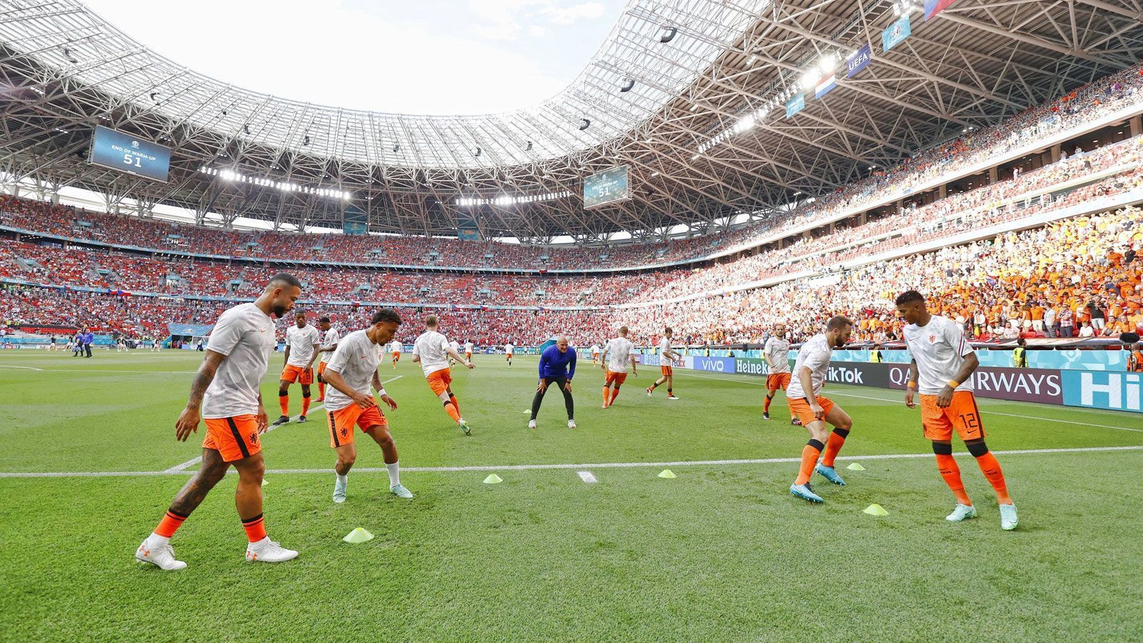 
                <strong>Kurz vor dem Anpfiff</strong><br>
                Das Anschwitzen läuft, Niederlande und Tschechien kämpfen um das Viertelfinal-Ticket.
              