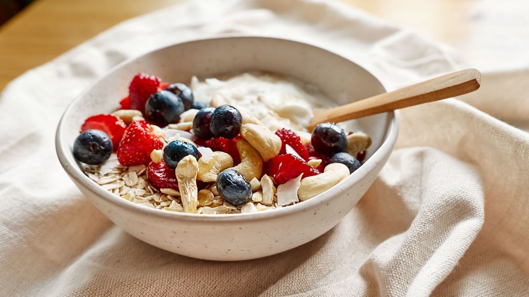 Griechischer Joghurt ist ein Klassiker, vor allem in den Sommermonaten. Warum ihn also nicht auf für die Diät nutzen?