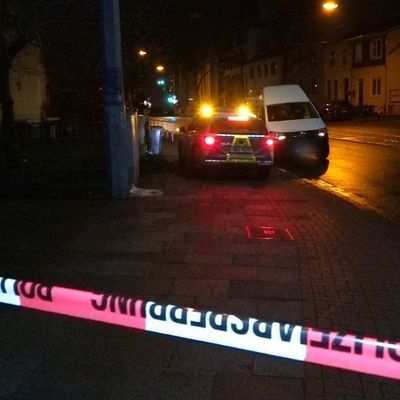 10.12.2023, Bremen: Mit Flatterband der Polizei ist der Tatort weiträumig abgesperrt. Ein 24-Jähriger soll in Bremen seine ein Jahr jüngere Schwester getötet haben. 