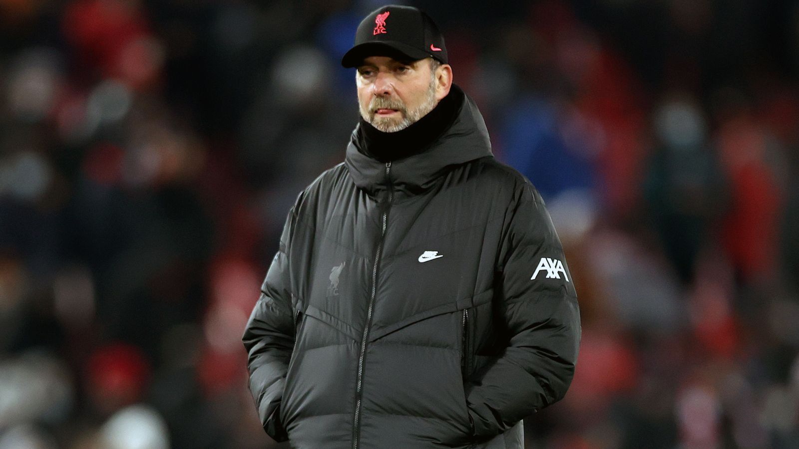 
                <strong>Jürgen Klopp (FC Liverpool)</strong><br>
                Gleich zu Jahresbeginn erhielt der deutsche Liverpool-Trainer Jürgen Klopp die Hiobsbotschaft, dass er sich mit dem Corona-Virus infiziert hat. Daraufhin begab sich Klopp sofort in Quarantäne und wurde bei den darauffolgenden Spielen von Pepijn Lijnders vertreten. Doch auch der Niederländer Lijnders gab wenige Tage nach Klopps positivem Test einen solchen ab und musste sich daher ebenfalls in häusliche Isolation begeben.
              