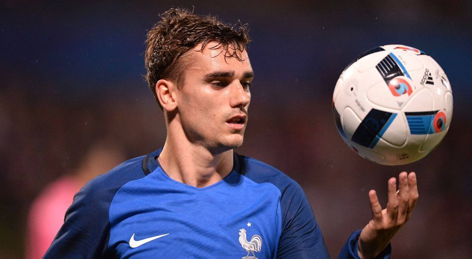
                <strong>Antoine Griezmann (Frankreich)</strong><br>
                Angriff: Antoine Griezmann (Frankreich). 54 Spiele, 32 Tore, sieben Vorlagen - die Saisonbilanz des Atletico-Stürmers ist beeindruckend. Deshalb soll auch er dem französischen Team bei der Titeljagd helfen. Für den 25-Jährigen ist das Turnier im eigenen Land eine große Chance: Holt die "Equipe Tricolore" den Titel, wäre es für Griezmann sicher mehr als nur ein Trost für das verlorene Champions-League-Finale mit Atleti gegen Real.
              