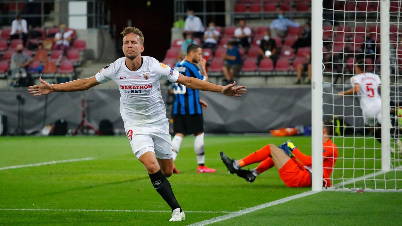 
                <strong>Sieg in der Europa-League 2019/20</strong><br>
                Wie gegen den FK Dnipro steht es in Köln gegen Inter Mailand zur Halbzeit 2:2. Ein Eigentor von Inter-Stürmer Romelu Lukaku ebnet den Spaniern in der zweiten Halbzeit dann den Weg zum sechsten Titelgewinn. In einem Zeitraum von 15 Jahren gewinnt der FC Sevilla somit sechs Mal den UEFA-Cup beziehungsweise die Europa-League.
              