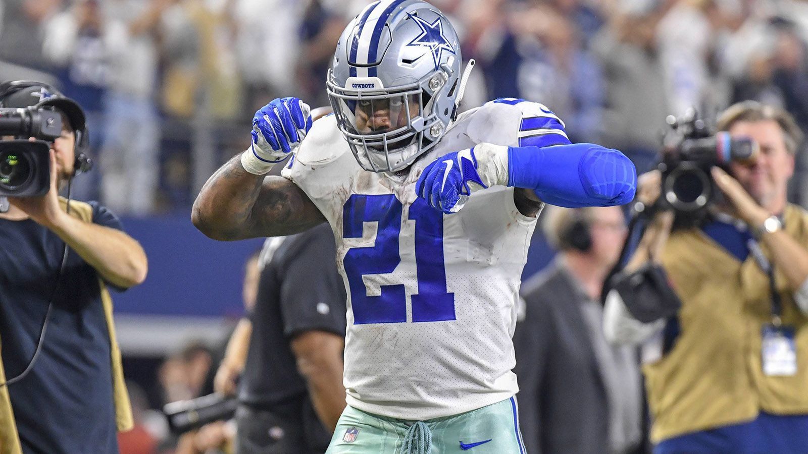 
                <strong>Ezekiel Elliott (Running Back, Dallas Cowboys)</strong><br>
                Die Cowboys sind gegen die Rams der klare Außenseiter. Allerdings gibt es eine Schwäche, die Dallas gut in die Karten spielt. Die Rams besitzen mit 5,1 zugelassenen Yards pro Laufversuch die schlechteste Laufverteidigung der Liga. Wie gut, dass mit Ezekiel Elliott der Spieler mit den meisten Rushing Yards für die Cowboys auf dem Platz steht. Kann er das Running-Back-Duell gegen Todd Gurley für sich entscheiden, ist für die Cowboys eine Überraschung drin.
              