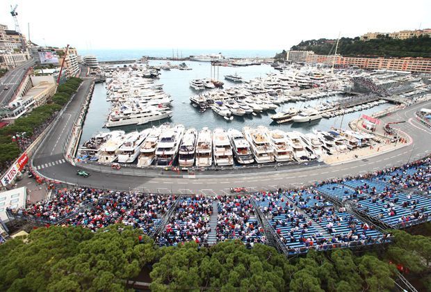 
                <strong>Der Hafen von Monte Carlo</strong><br>
                Wer es sich leisten kann, schippert zur Formel 1 mit der eigenen Yacht nach Monaco. 
              