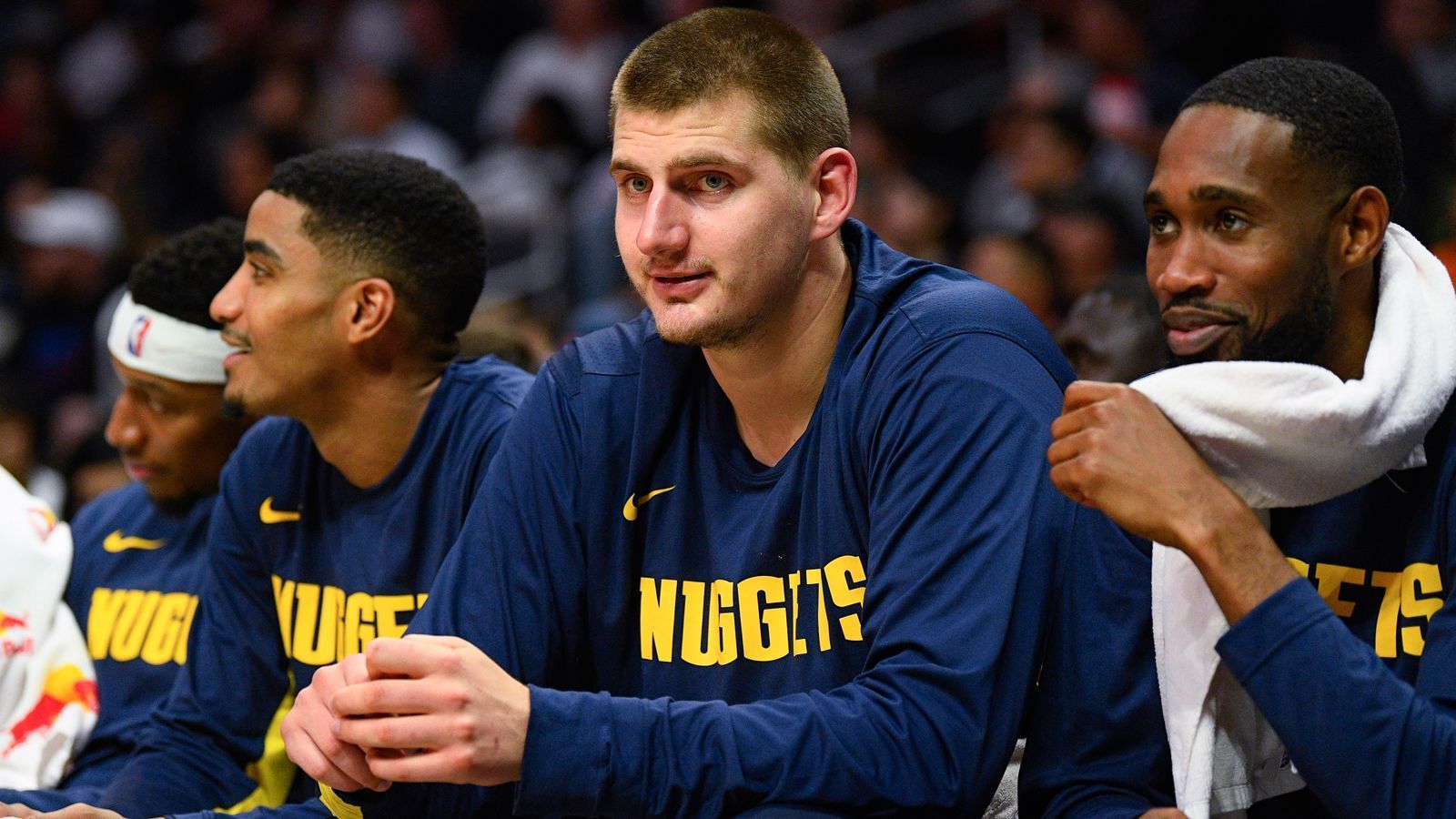 
                <strong>Platz 3: Denver Nuggets</strong><br>
                Die Denver Nuggets gehen mit einem extrem tiefen Kader in die neue Spielzeit. Bereits im vergangenen Jahr stellten die Nuggets eine Top-Mannschaft. Denver wurde letztlich der Mangel an Erfahrung zum Verhängnis. Mit den Lehren aus der vergangenen Saison sind die Nuggets um den serbischen Superstar Nikola Jokic für den ganz großen Wurf gewappnet. Die Akquisition von Jerami Grant und die Rückkehr des wieder genesenen Michael Porter Jr. machen die Nuggets noch vielseitiger. Sollte Point Guard Jamal Murray den nächsten Schritt in seiner Entwicklung machen ist mit dem außergewöhnlichen Skillset von Jokic auch eine Finals-Teilnahme denkbar.
              